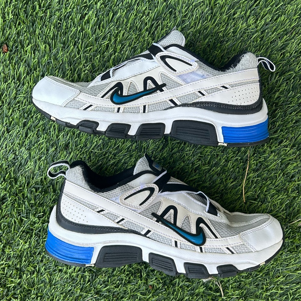 Nike white run sneakers size 6Y/ 7.5 in women